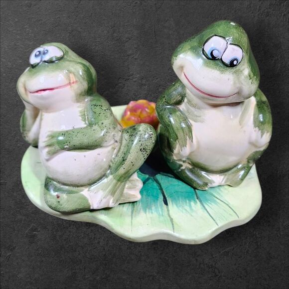 Vintage Frog Salt & Pepper Shakers on Lily Pad Tray Green Holiday Gift Set Frogs - Picture 2 of 12